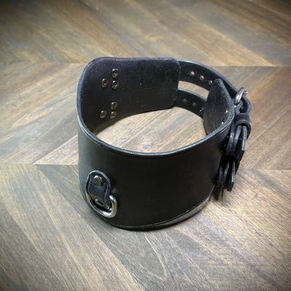 Side profile view of a posture collar bench-crafted from authentic 8oz vegetable-tanned leather highlighting centered steel D-rings.